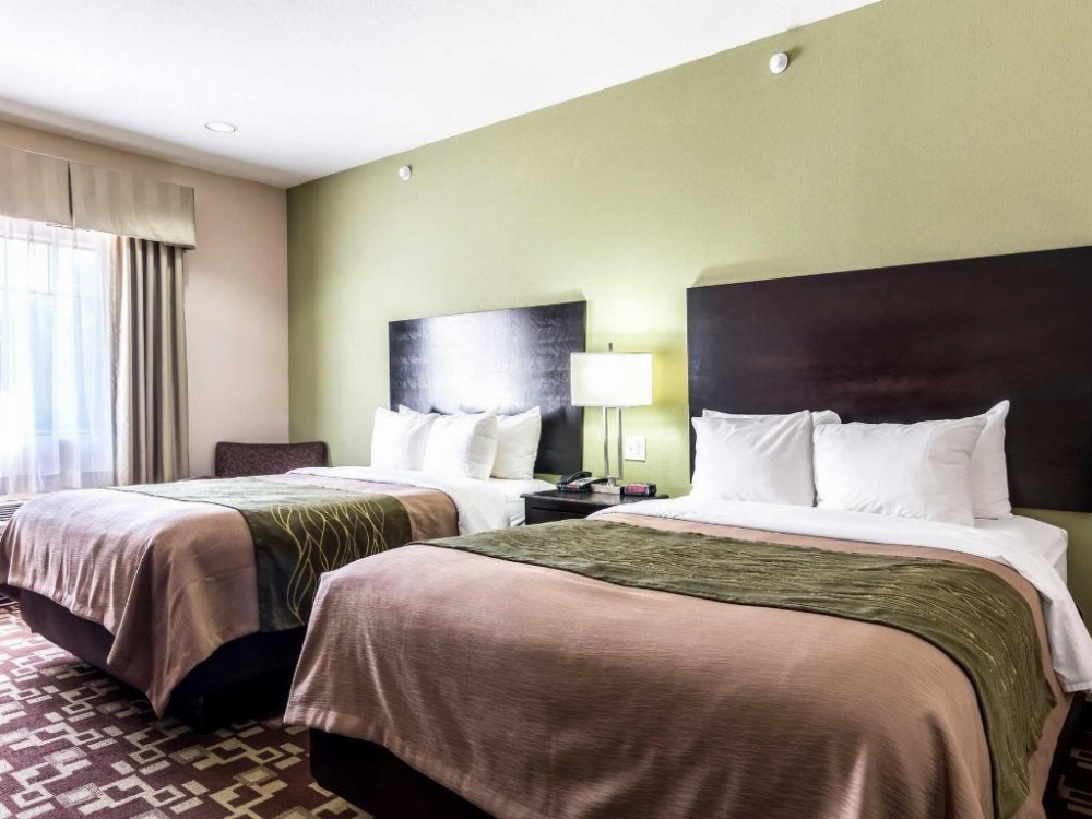 Queen Room with Two Queen Beds and Bath Tub - Mobility Access